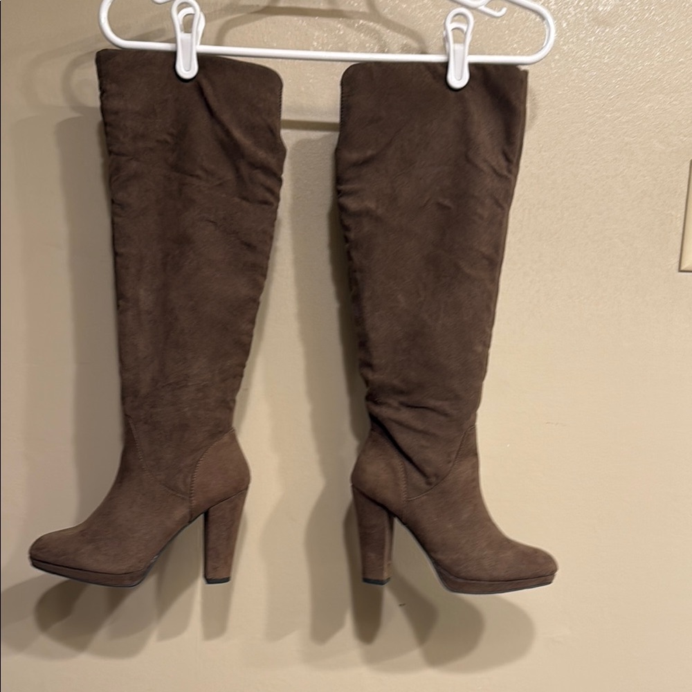 😬SOLD😬 Knee High Brown Platform Heel Boots Size 5.5